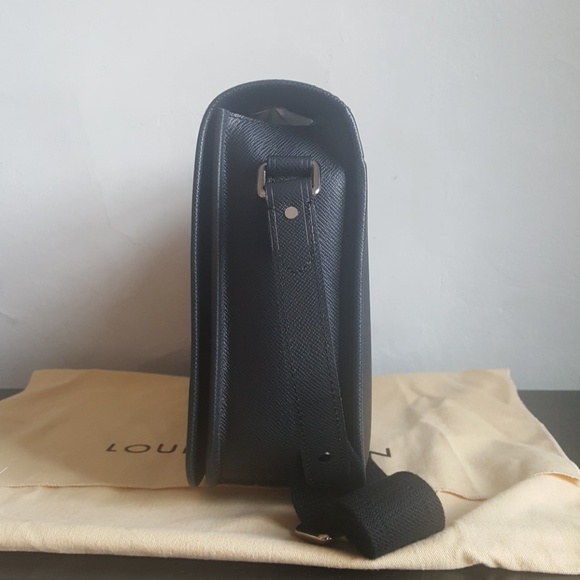 *Sold* Louis Vuitton Men's Messenger Bag - Picture 4 of 8